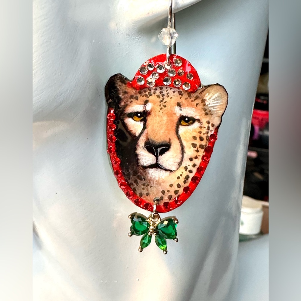 Beautiful hand painted cheetah holiday Christmas earrings, wreath unique gift - Picture 5 of 8